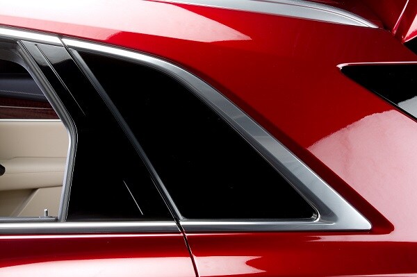 An animation shows how the suns rays bounce off the tinted windows of a sedan.
