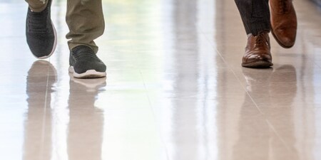 Piso limpo com pessoas caminhando em destaque.
