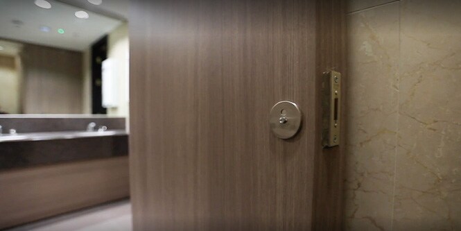 Miniatura de vídeo de uma porta da área de banheiro renovada e coberta com Acabamentos Arquitetônicos 3M DI-NOC em tons de madeira escura.
