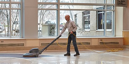 Gerente de instalação polindo um piso com produtos 3M.
