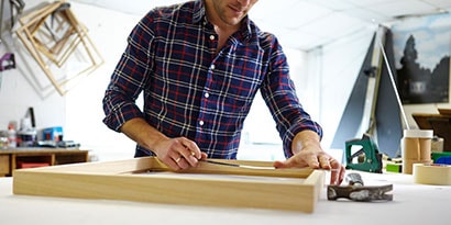 Homem trabalhando com artesanato
