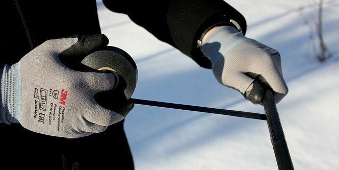 Envolvendo fios elétricos com fita isolante 3M Super 33+.
