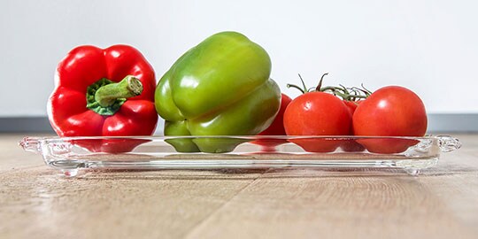 tijela de vidro com amortecedor adesivo e com pimentões e tomates dentro
