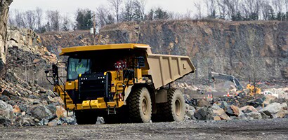 Um caminhão de mineração em uma área de mineração.
