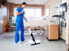 Pessoa limpando um quarto de hospital.