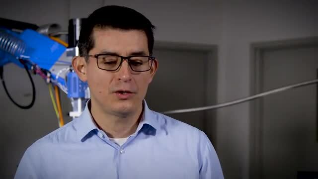 Fotograma de vídeo do engenheiro de aplicação da 3M, Ludovico Davila, falando sobre automação e a 3M™ Fita Extrudável VHB™ GP.
