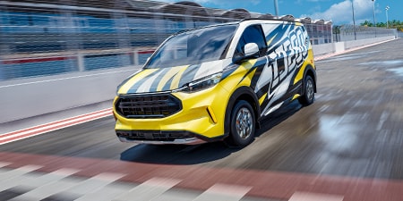 Uma van passando rapidamente pela linha de chegada envolta em um filme gráfico vibrante.
